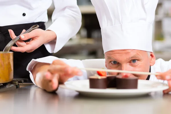 Chef como Patissier cocinando en el postre del restaurante — Foto de Stock