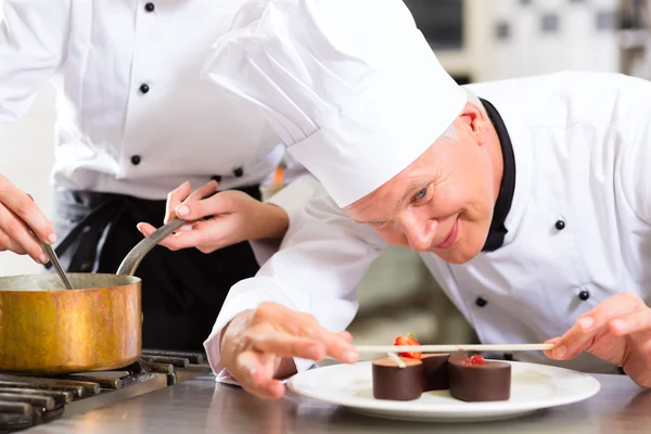 Chef como Patissier cozinhar na sobremesa Restaurante — Fotografia de Stock