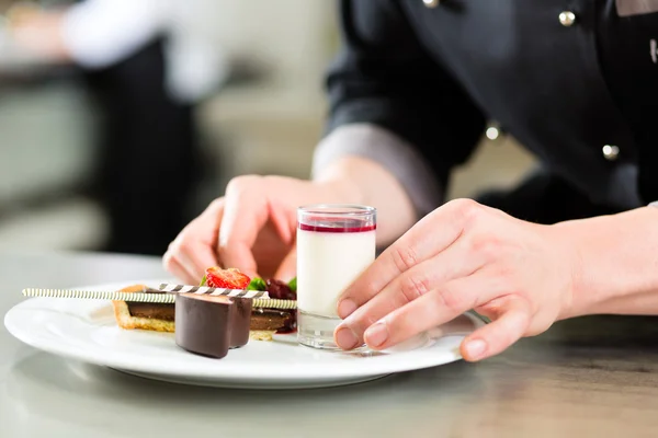 Chef come Patissier cucina nel dessert del ristorante — Foto Stock