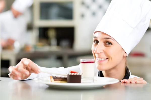 Cocinero, pastelero, en cocina de hotel o restaurante —  Fotos de Stock