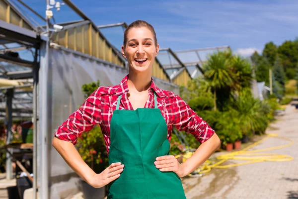 Vrouwelijke tuinman in markt tuin of kwekerij — Stockfoto