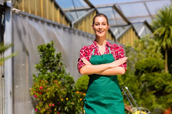 Vrouwelijke tuinman in markt tuin of kwekerij — Stockfoto