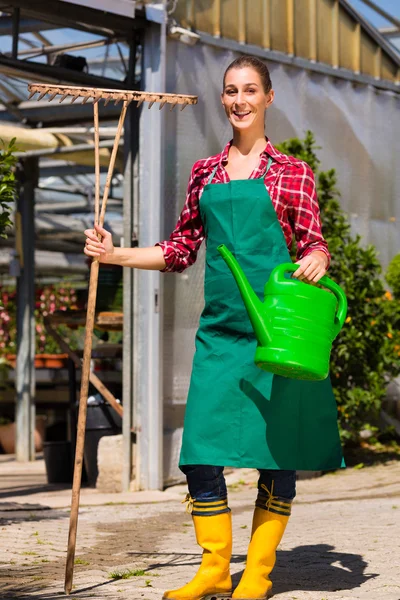 Vrouw commerciële tuinman in kwekerij — Stockfoto