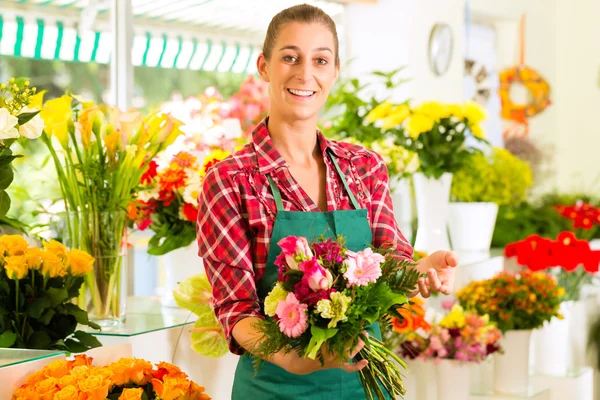 Floristin im Blumenladen — Stockfoto