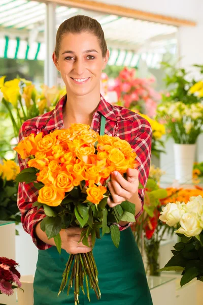 Floristería femenina en floristería —  Fotos de Stock