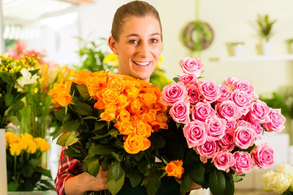 Floristería femenina en floristería —  Fotos de Stock