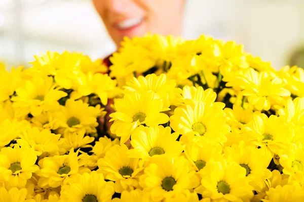 Female florist in flower shop — Stock Photo, Image