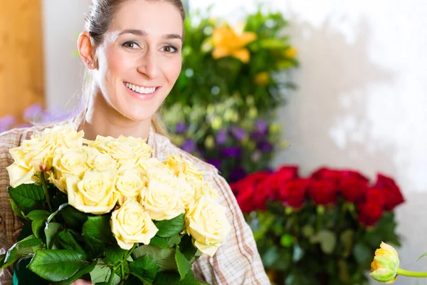 Floristería femenina en floristería —  Fotos de Stock