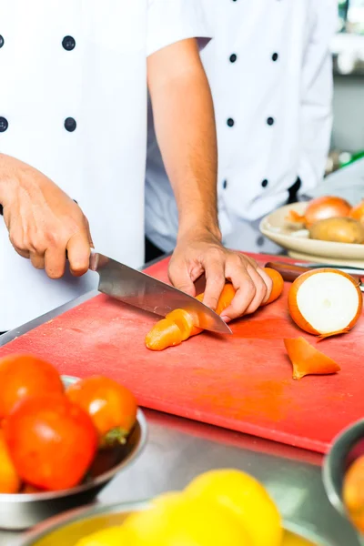 Chef in restaurant kitchen cooking — Stock Photo, Image