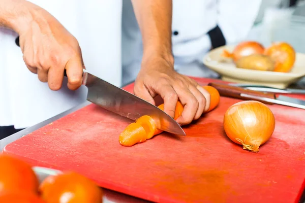 Chef in restaurant kitchen cooking — Stock Photo, Image