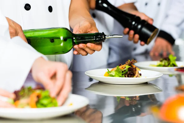 Chef asiático en cocina de restaurante cocina — Foto de Stock