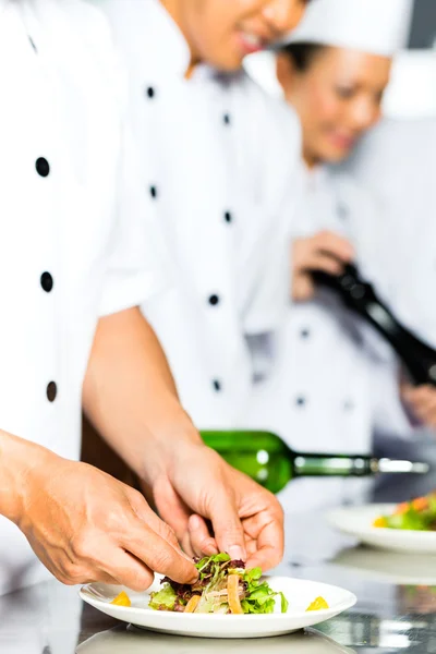 Chef asiático en cocina de restaurante cocina — Foto de Stock