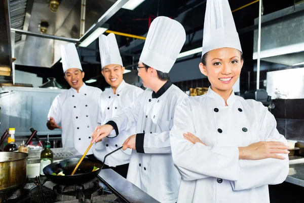 Asijských kuchařů v hotelové restauraci kuchyni — Stock fotografie