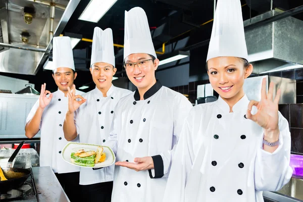 Asiático Chefs no hotel restaurante cozinha — Fotografia de Stock