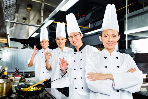 Chefs asiáticos en hotel restaurante cocina — Foto de Stock