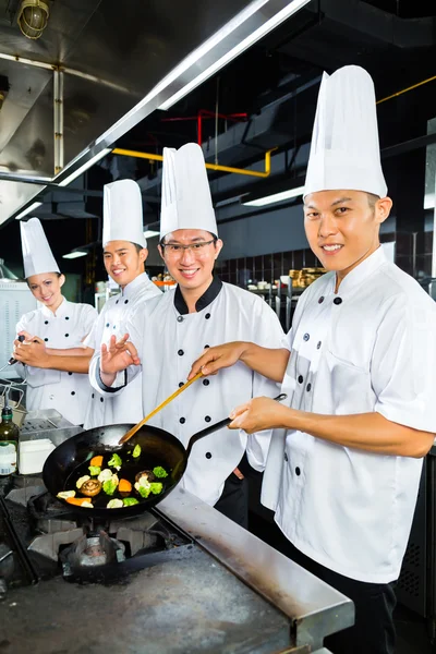 Chefs asiáticos en cocina de restaurante cocina — Foto de Stock