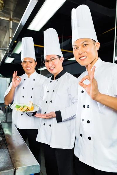 Chefs asiáticos en hotel restaurante cocina —  Fotos de Stock