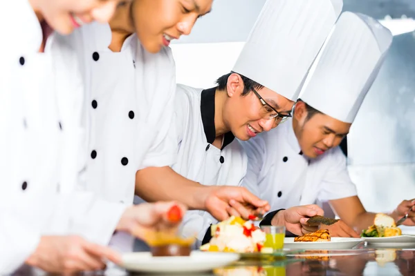 Chefs asiáticos en cocina de restaurante cocina — Foto de Stock