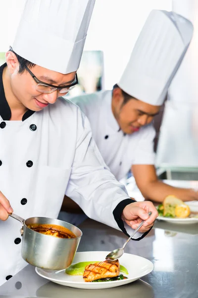 Chefs asiáticos en cocina de restaurante cocina —  Fotos de Stock