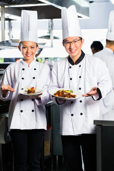 Chef asiático en cocina de restaurante cocina — Foto de Stock