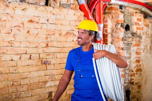 Builder arbetar på byggarbetsplatsen — Stockfoto