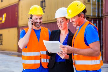 Worker and manager of shipment company discussing