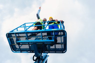 Hidrolik kaldırma rampa sitede inşaat işçileri