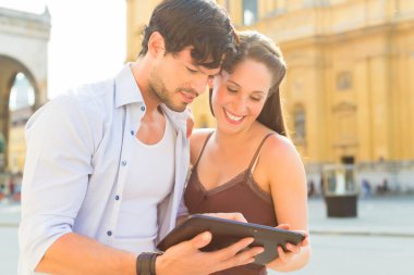 Genç turist tablet bilgisayar ile şehirde