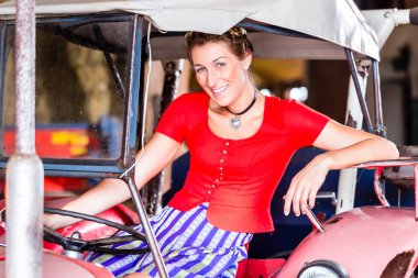 Bavyera kadın sürüş traktör