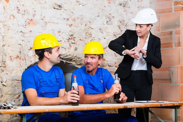 Lazy construction workers being in delay — Φωτογραφία Αρχείου