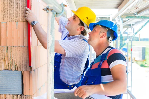 Travailleurs de la construction sur place vérifier la qualité — Photo