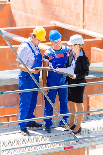 Team discussing construction or building site plans — Stock fotografie