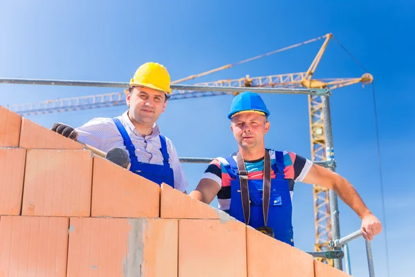 Trabalhadores do estaleiro de construção casa de construção com guindaste — Fotografia de Stock