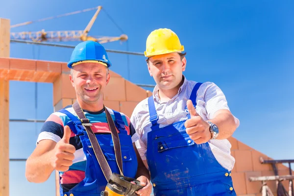 Trabajadores del sitio de construcción construyendo paredes en casa — Foto de Stock
