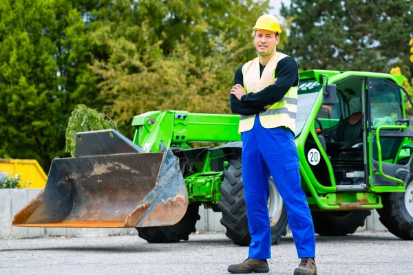 Bauarbeiter vor Baumaschinen — Stockfoto