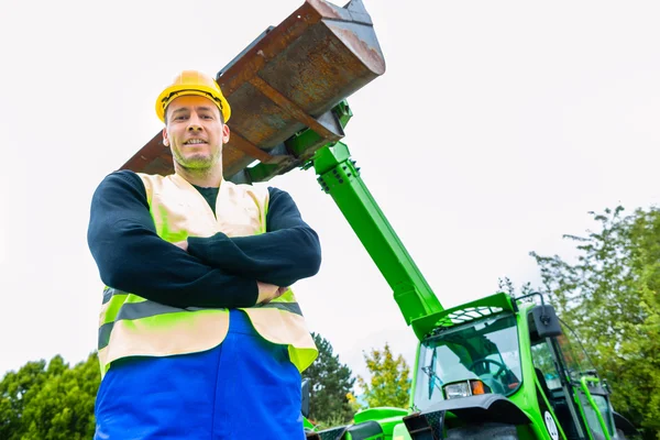 Constructeur devant les machines de construction — Photo