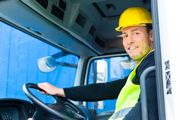 Constructor de conducción con camión de la obra —  Fotos de Stock