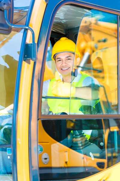 Escavadeira escavadeira motorista no local de construção — Fotografia de Stock