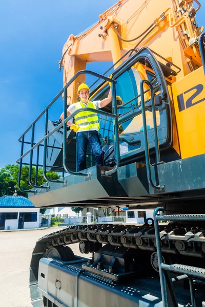 Worker on shovel excavator construction site — Stock Photo, Image