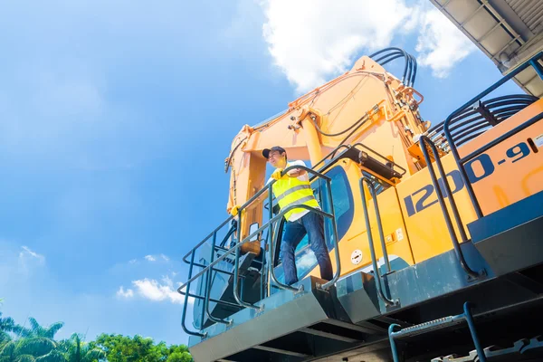 Worker on shovel excavator construction site — Stock Photo, Image