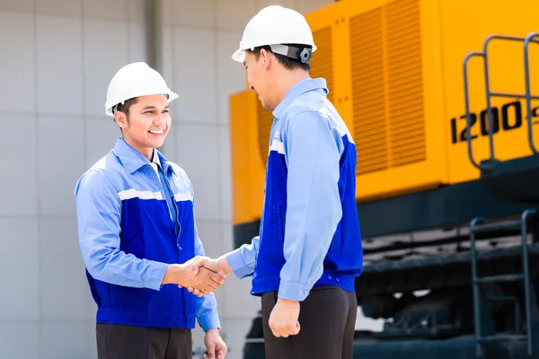 Ingenieros que tienen acuerdo en la obra — Foto de Stock