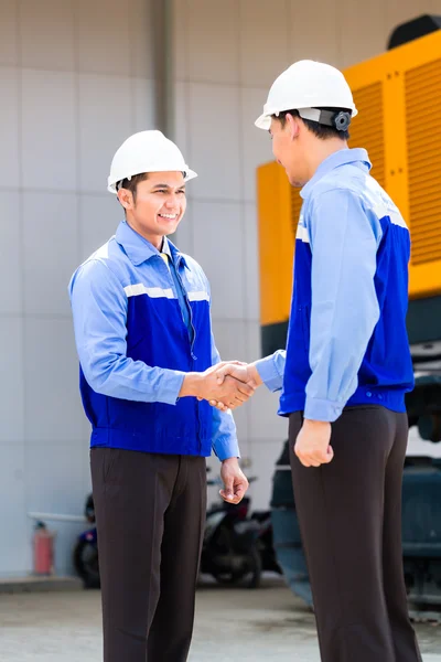 Ingenieros que tienen acuerdo en la obra —  Fotos de Stock