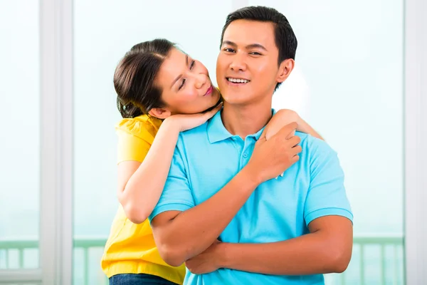 Jovem casal asiático abraçando juntos — Fotografia de Stock