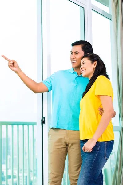 Pareja mirando por la ventana del apartamento —  Fotos de Stock