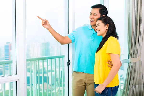 Pareja mirando por la ventana del apartamento —  Fotos de Stock