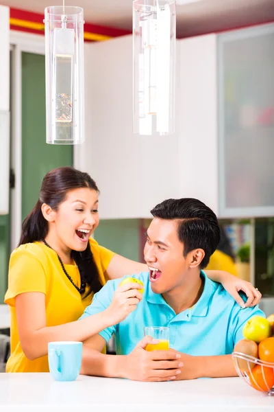 아시아 여성을 애플과 남자 친구를 먹이 — 스톡 사진