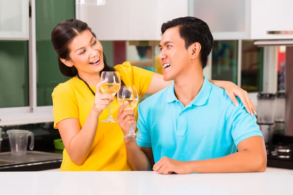 Paar witte wijn drinken thuis — Stockfoto