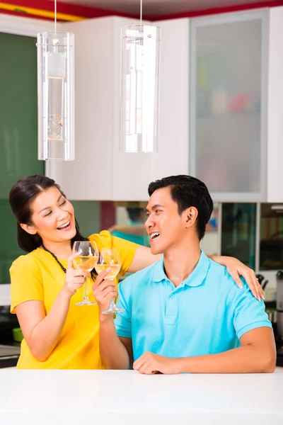 Casal bebendo vinho branco em casa — Fotografia de Stock