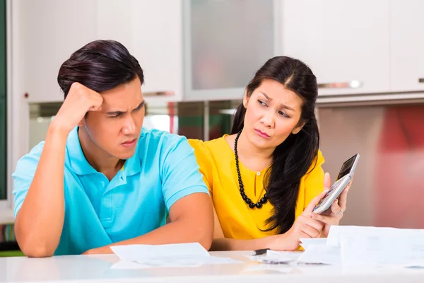 Asiatisches Paar kämpft gegen unbezahlte Rechnungen — Stockfoto