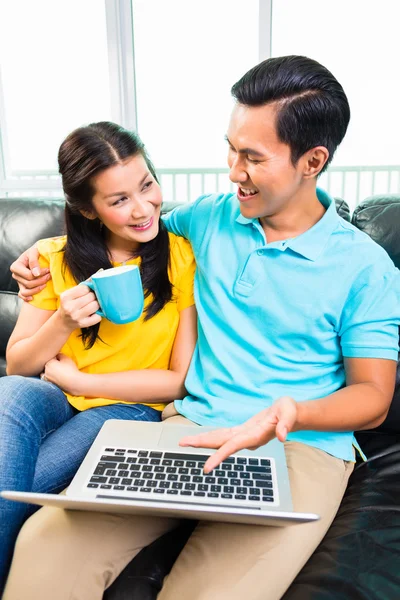 Asiático casal usando laptop — Fotografia de Stock